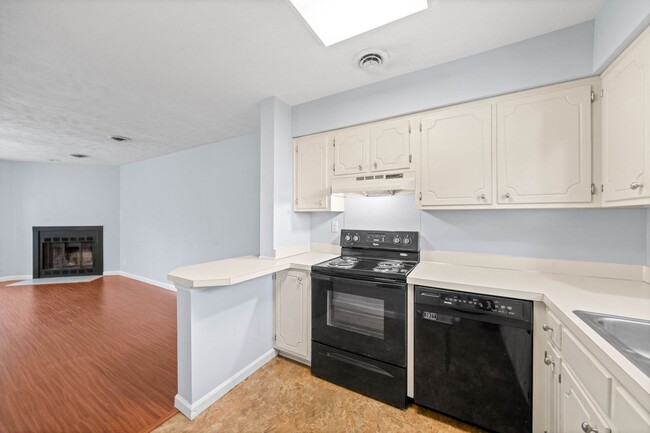 Building Photo - 2 Bedroom Condo For Rent Near Post!