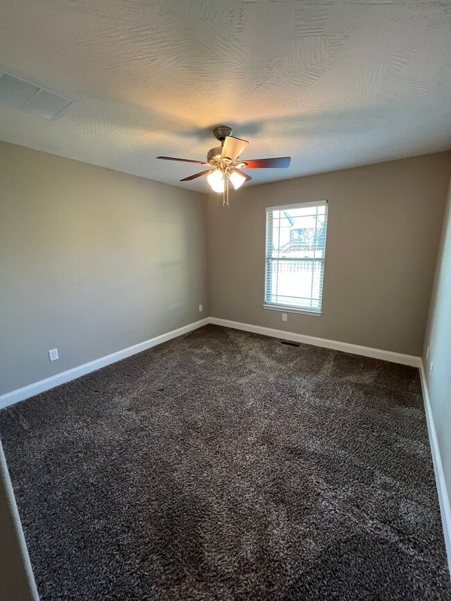 Building Photo - 4 Bedroom | 2 Bathroom | 3 Car Garage| Springfield MO | Fire Place | Covered patio!