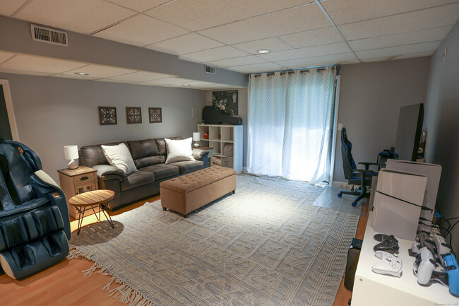 Building Photo - 906 Mill Pond Dr
