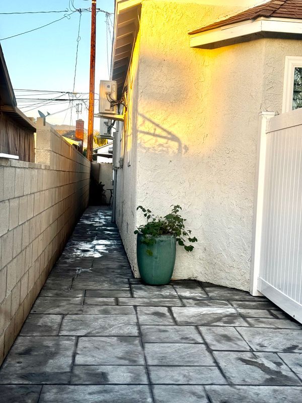 Building Photo - 617 Mott St