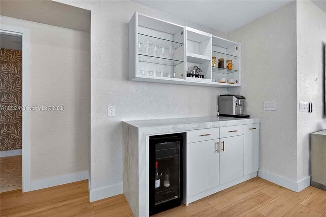 Building Photo - 700 NE 24th St