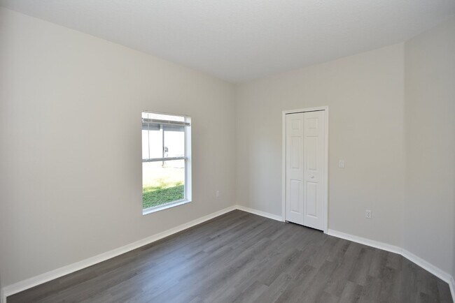 Building Photo - 4 bed, 2 bath located in Matanzas Woods su...