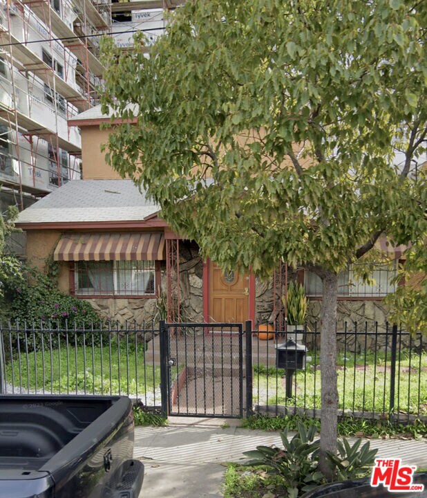 Building Photo - 3408 S Budlong Ave