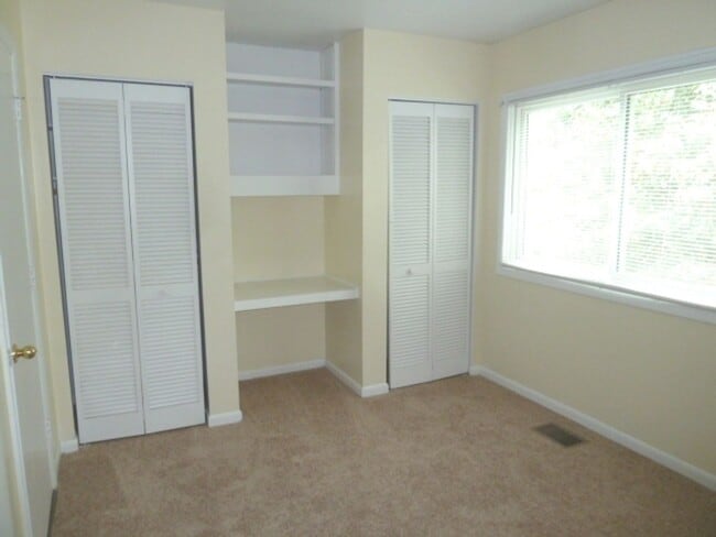 Building Photo - Sleek, Stylish 2br 2ba upper level condo in Chancellor Square, walking distance to Campus, downtown!