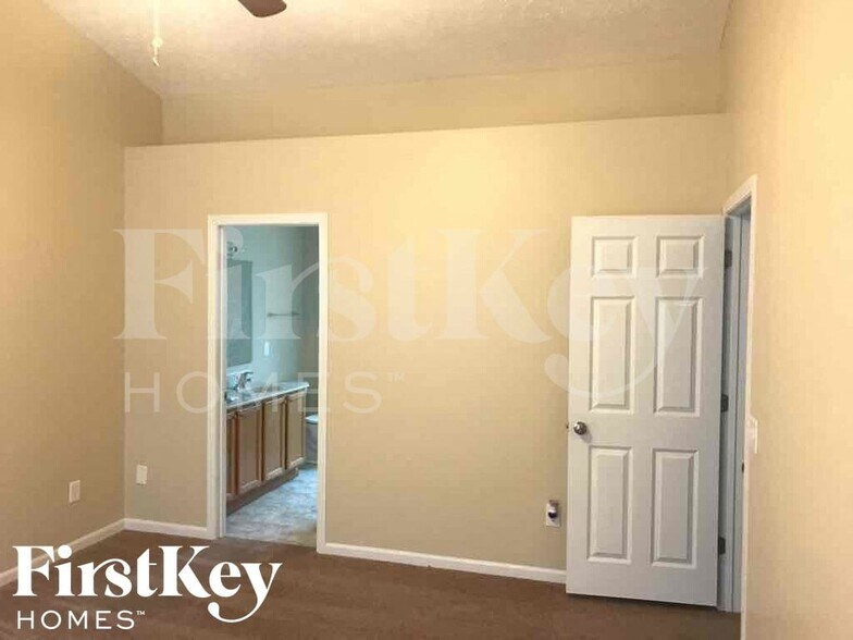 Building Photo - 2420 Ashpoint St