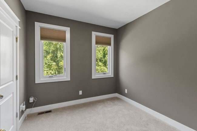 Building Photo - 4 Bedroom/ 2.5 Bath Home in East Nashville...