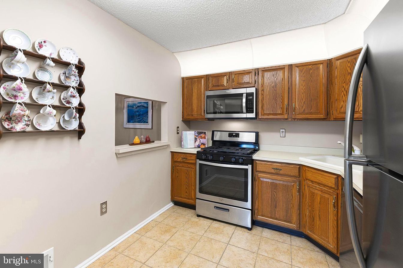 Building Photo - 14 Cheverny Ct