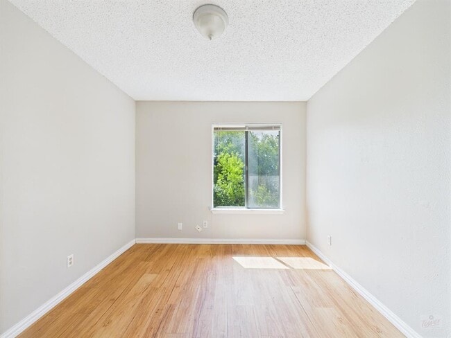 Building Photo - 9520 Quail Village Ln