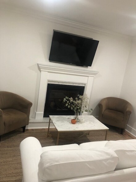 Building Photo - 435 E Yale Ave