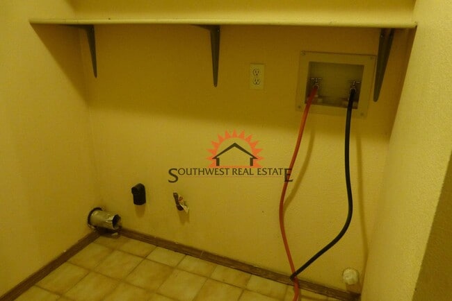 Building Photo - Lovely 3 bedroom 2 bathroom brick home wit...