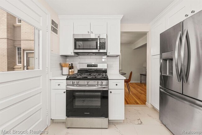 Building Photo - 695 Graefield Ct