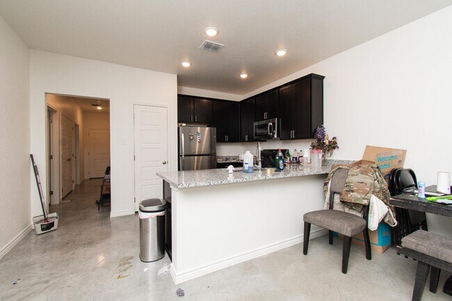 Building Photo - 624 Pacific Crest Trl
