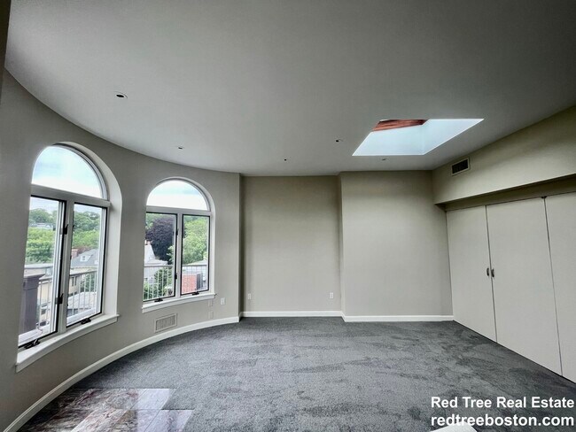 Building Photo - 1682 Beacon St