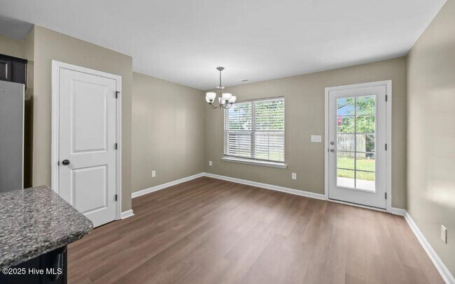 Building Photo - 821 Jade Ln