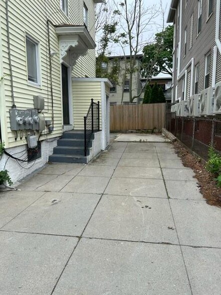 Building Photo - 5 Luongo Sq