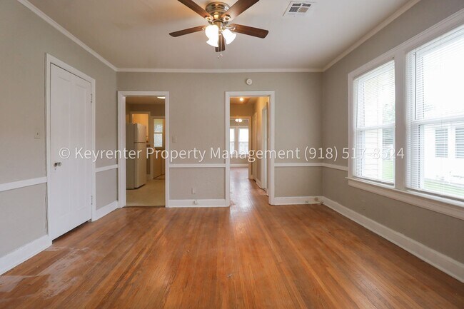 Building Photo - Beautifully Redone 1 Bedroom Duplex! Available for Immediate Move in!