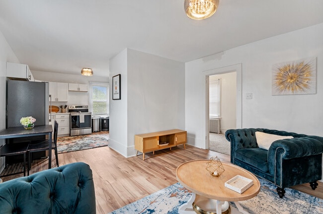 Building Photo - 215 Center Ave