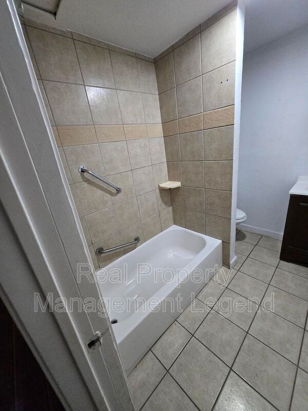 Building Photo - 933 Gillham Rd
