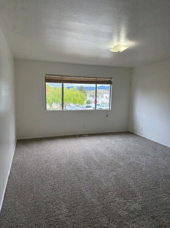 Building Photo - Large Three bedroom two bath home walking distance to downtown Monterey, DLI, MIIS and the Warf
