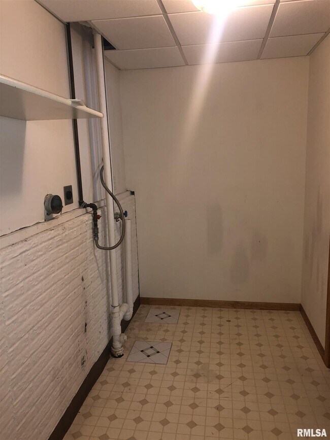 Building Photo - 6142 N Elmwood Ave