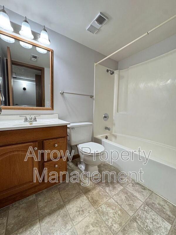 Building Photo - 3405 Holdrege St