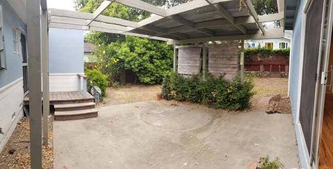 Building Photo - 5 bedrooms 2 baths close to campus and huge Backyard!