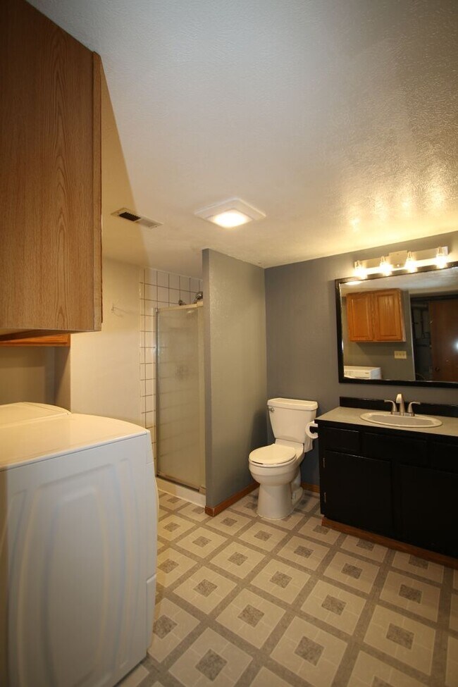 Building Photo - 4 Bedroom Eagle River Home!