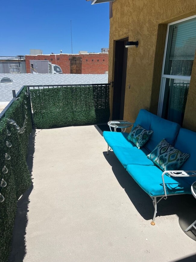 Building Photo - Bight and airy FURNISHED 1 bedroom apartment