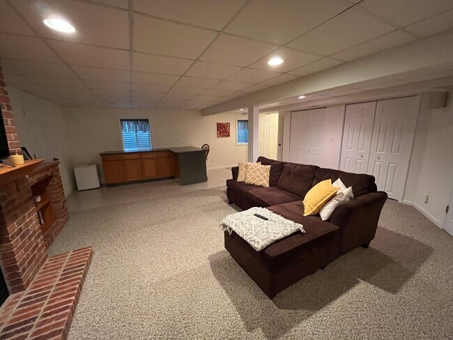 Building Photo - 722 Dolores Ln