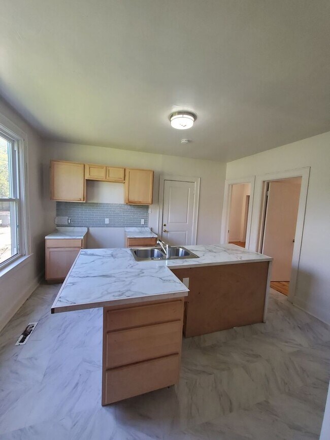 Building Photo - 223-225 E Burleigh St. (Duplex)