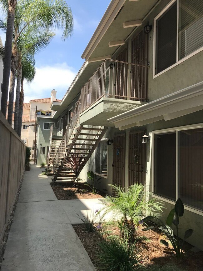 Building Photo - 3 bedroom / 2 bath upstairs unit in the heart of Hillcrest!