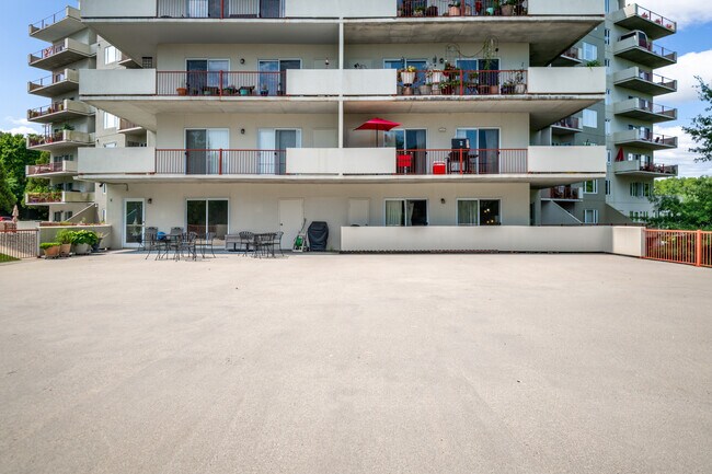 Building Photo - 301 Beacon Ridge Dr