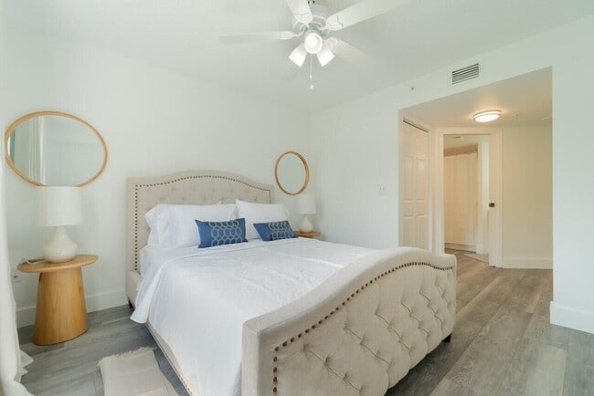 Building Photo - 800 Crestwood Ct S