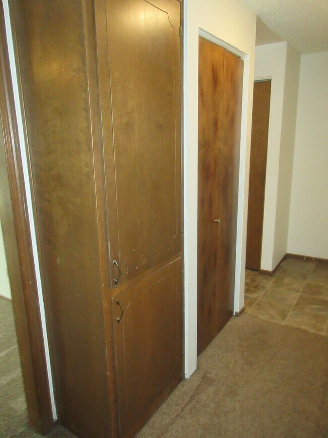 Building Photo - Two Bedroom Apartment Close to Downtown