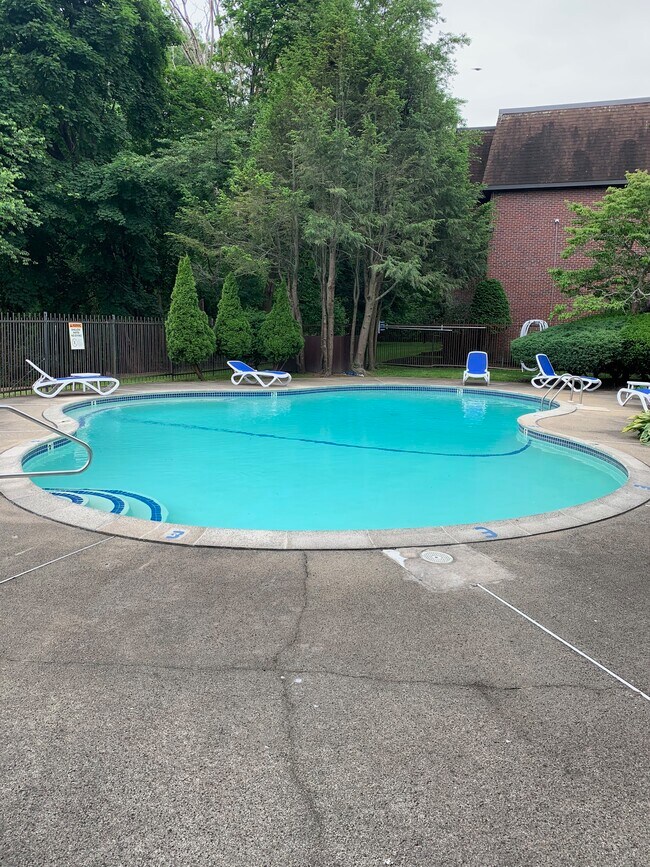 Building Photo - 144 Kenrick St