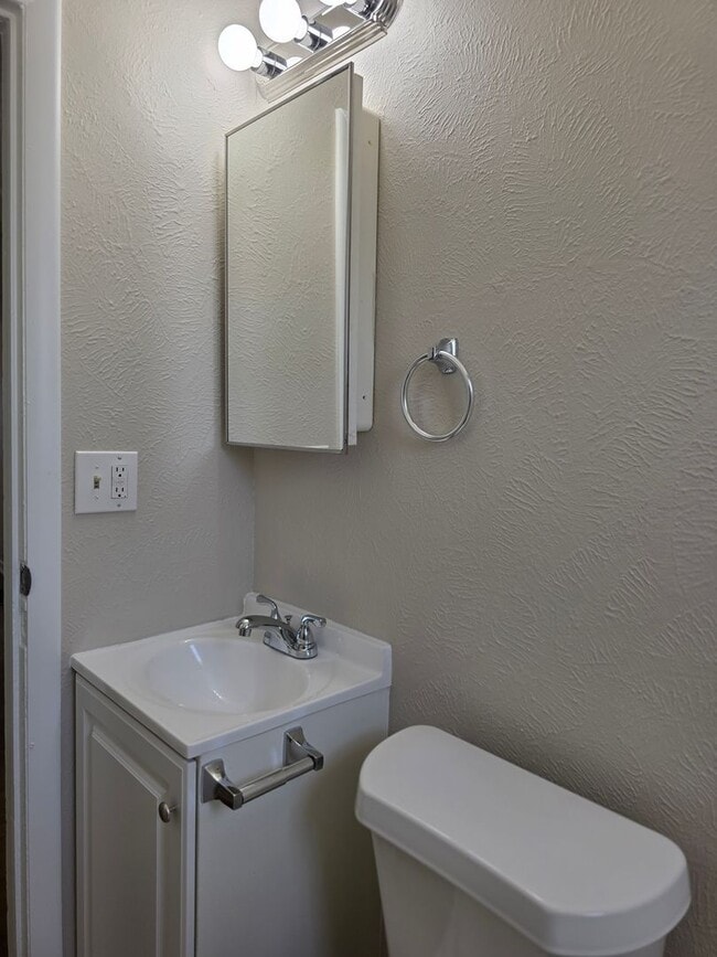 Building Photo - SPACIOUS, BRIGHT 2 BEDROOM - LARGE YARD
