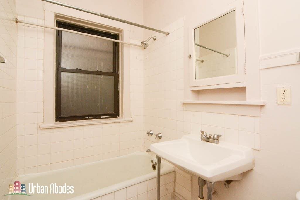 Building Photo - 1312 Oak Ave