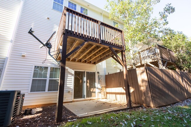 Building Photo - 3 BR townhouse with garage