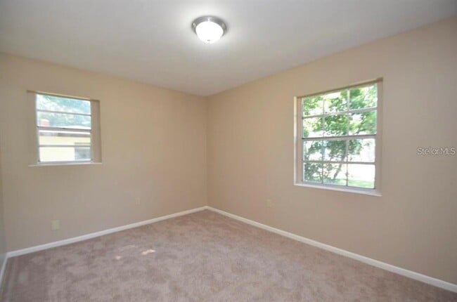Building Photo - 615 Sarita St