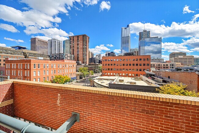 Building Photo - $2,595.00, 1 bed, 1.5. bath located in Denver