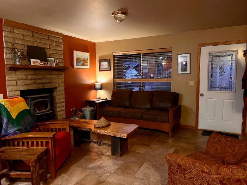 Building Photo - 1120 N Hemlock Way