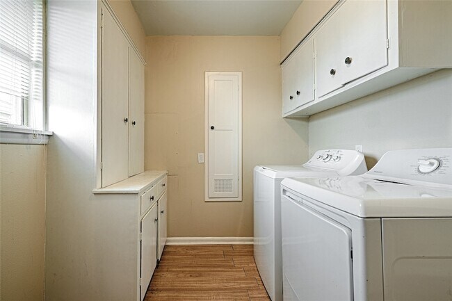 Building Photo - 7505 Deaver Dr