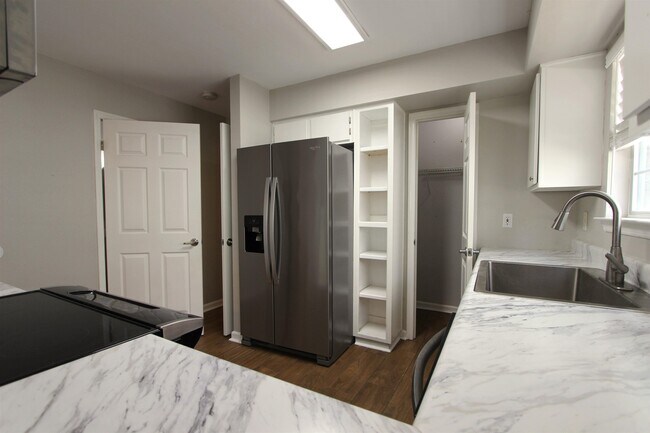 Building Photo - 2534 Golden Park Ln