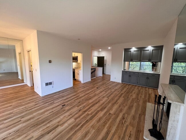 Building Photo - RENOVATED TWO BEDROOM TWO AND HALF BATH CO...