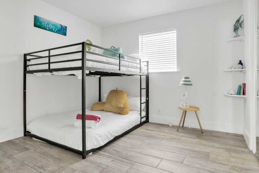 Building Photo - 1598 NE 38th St