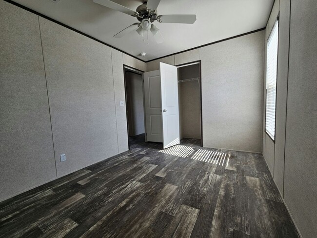 Building Photo - 6591 Hidden Oaks Dr