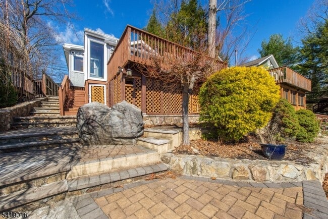 Building Photo - 25 Lake Rd