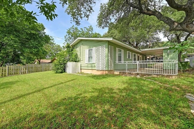 Building Photo - 3103 S Oak Dr