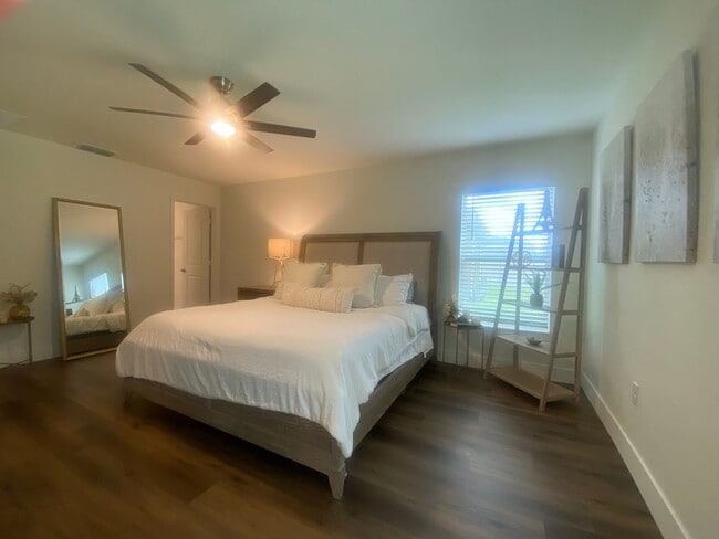 Building Photo - *1000 OFF 1ST MONTH FREE* Spacious 4 Bed, ...