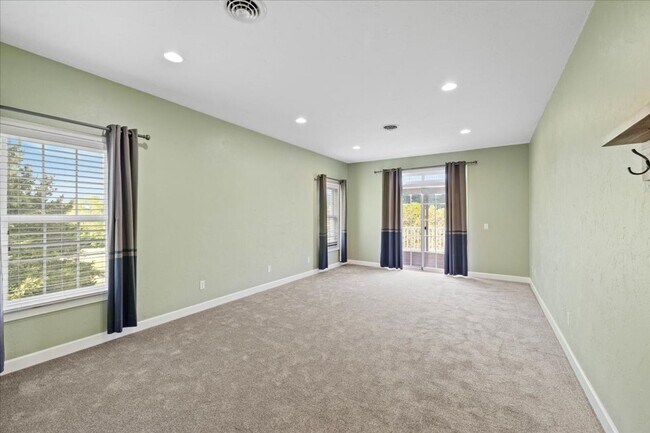 Building Photo - Bright and Spacious Home on Cascades Rd